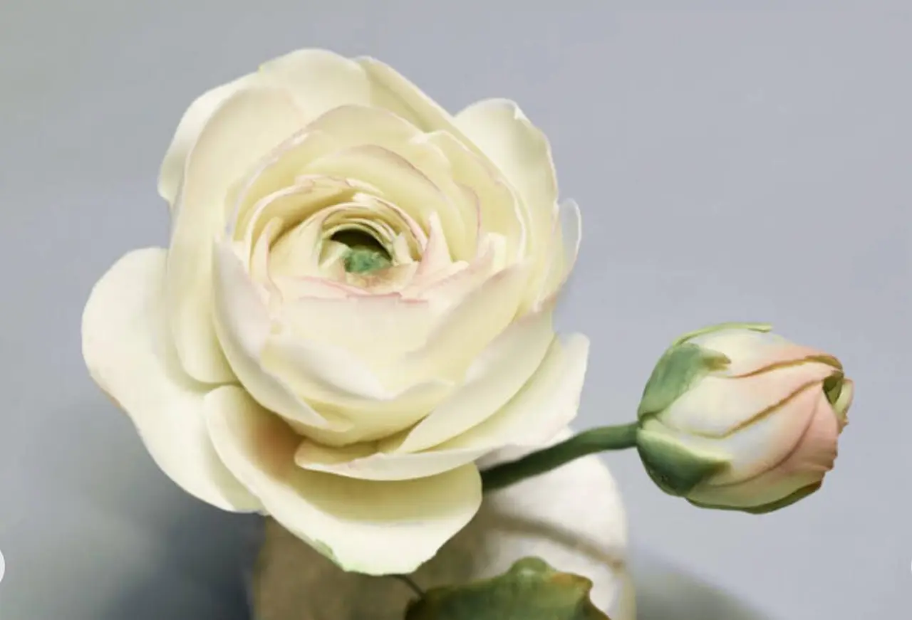 Estas flores delicadas están ganando popularidad rápidamente. Complementan perfectamente el arreglo floral de la torta.