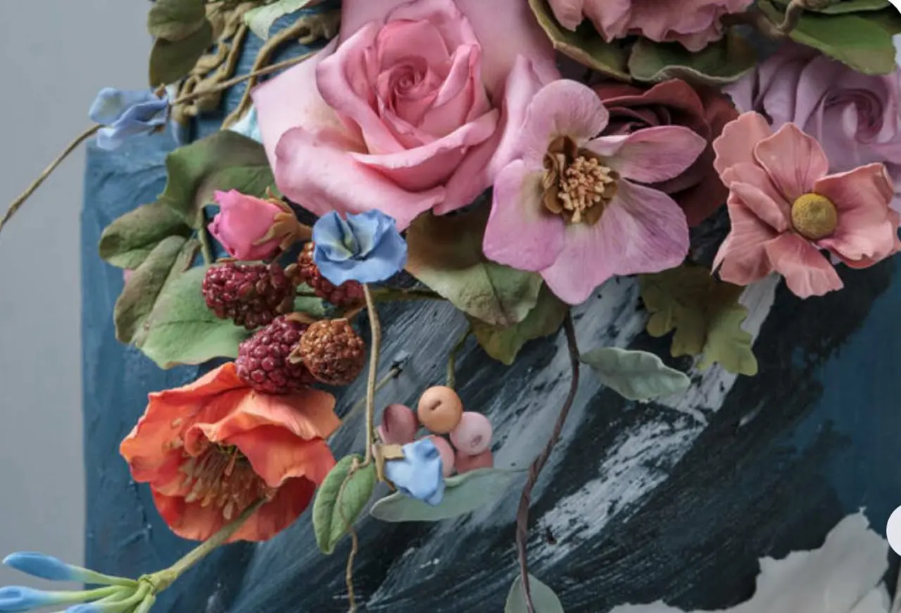 La Hortencsia natural es venenosa y no se puede decorar las tortas con esa flor. Pero la hortensia de azúcar es una opción segura e igualmente hermosa.