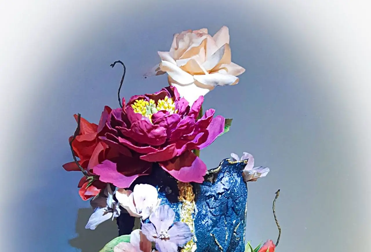 La peonia es un símbolo de ternura y amor. Precisamente este flor piden mucho en las tortas de quinceañeras. 