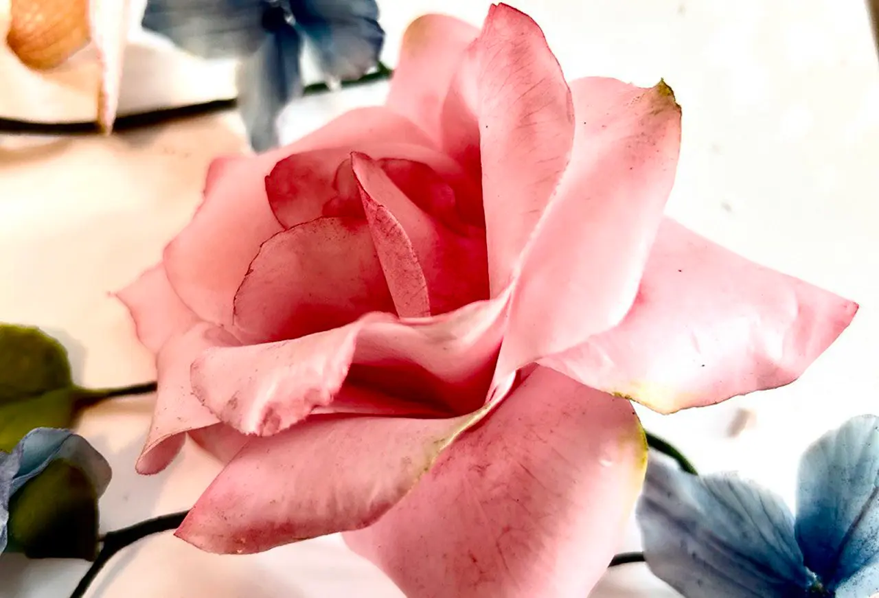 Rosa es merecidamente considerada un clásico del arte de la repostería. La técnica de creación de esta flor debería estar en el arsenal de cada pastelero.