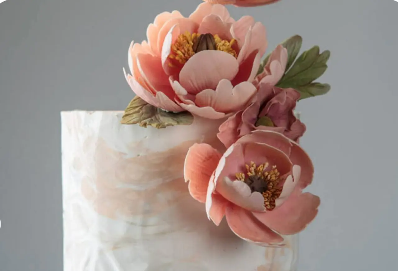 La peonia es un símbolo de ternura y amor. Precisamente este flor piden mucho en las tortas de quinceañeras. 